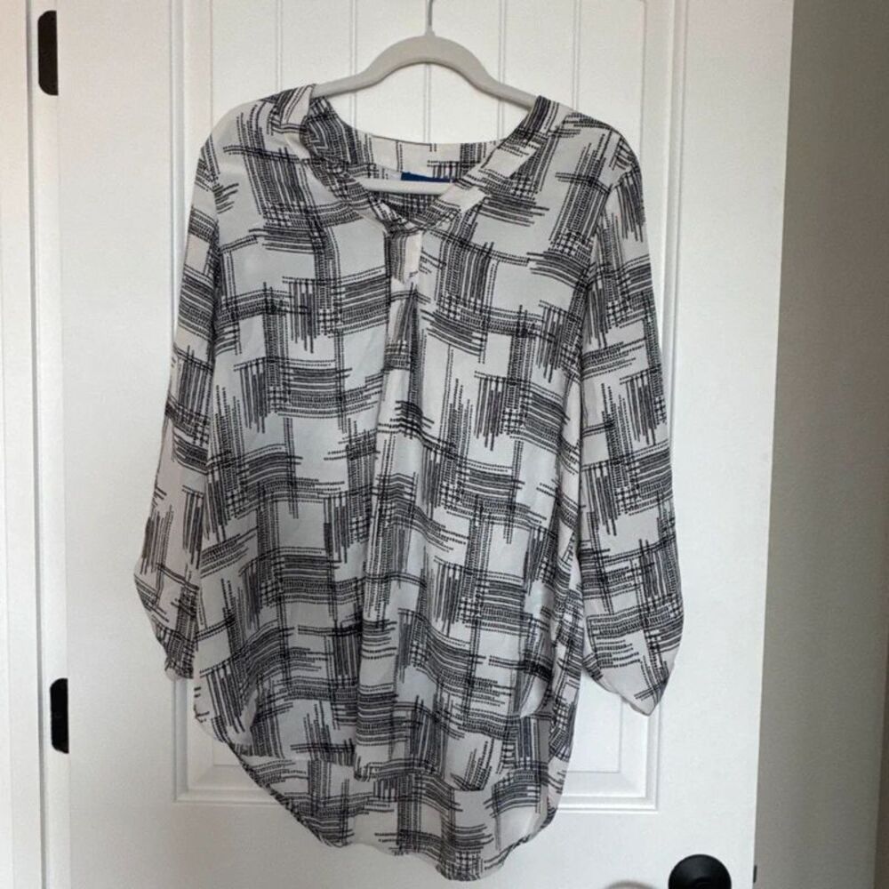 apt 9 3/4 Sleeve Roll Tab blouse